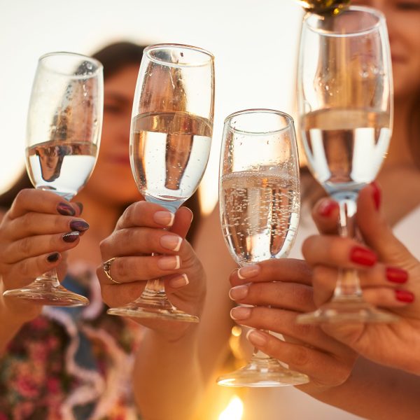 Coupes de champagne et fête pour un evjf dans un château