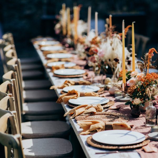 Table de réception pour une fête champêtre et bohême