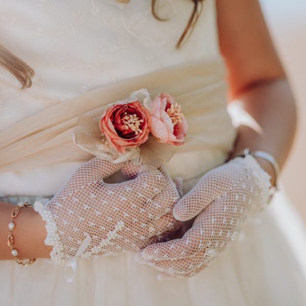 mariage dans un château, gants et robe de mariée